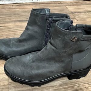 Unisa winter bootie water resistant. 8.5, faux suede color gray.